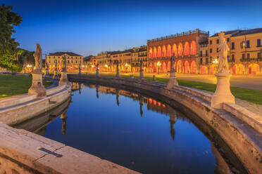 Blick auf Statuen in Prato della Valle in der Abenddämmerung und Loggia Amulea im Hintergrund, Padua, Venetien, Italien, Europa - RHPLF04265