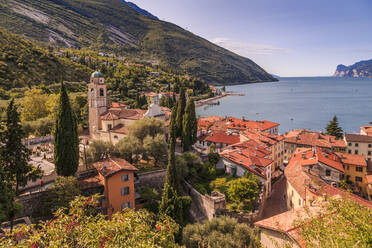 Panoramablick auf den Gardasee, Chiesa di S. Andrea und den Hafen von Torbole, Gardasee, Provinz Trient, Italienische Seen, Italien, Europa - RHPLF04267