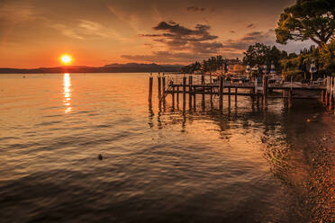 Blick auf den goldenen Sonnenuntergang am Gardasee, Sirmione, Gardasee, Lombardei, Italienische Seen, Italien, Europa - RHPLF04268