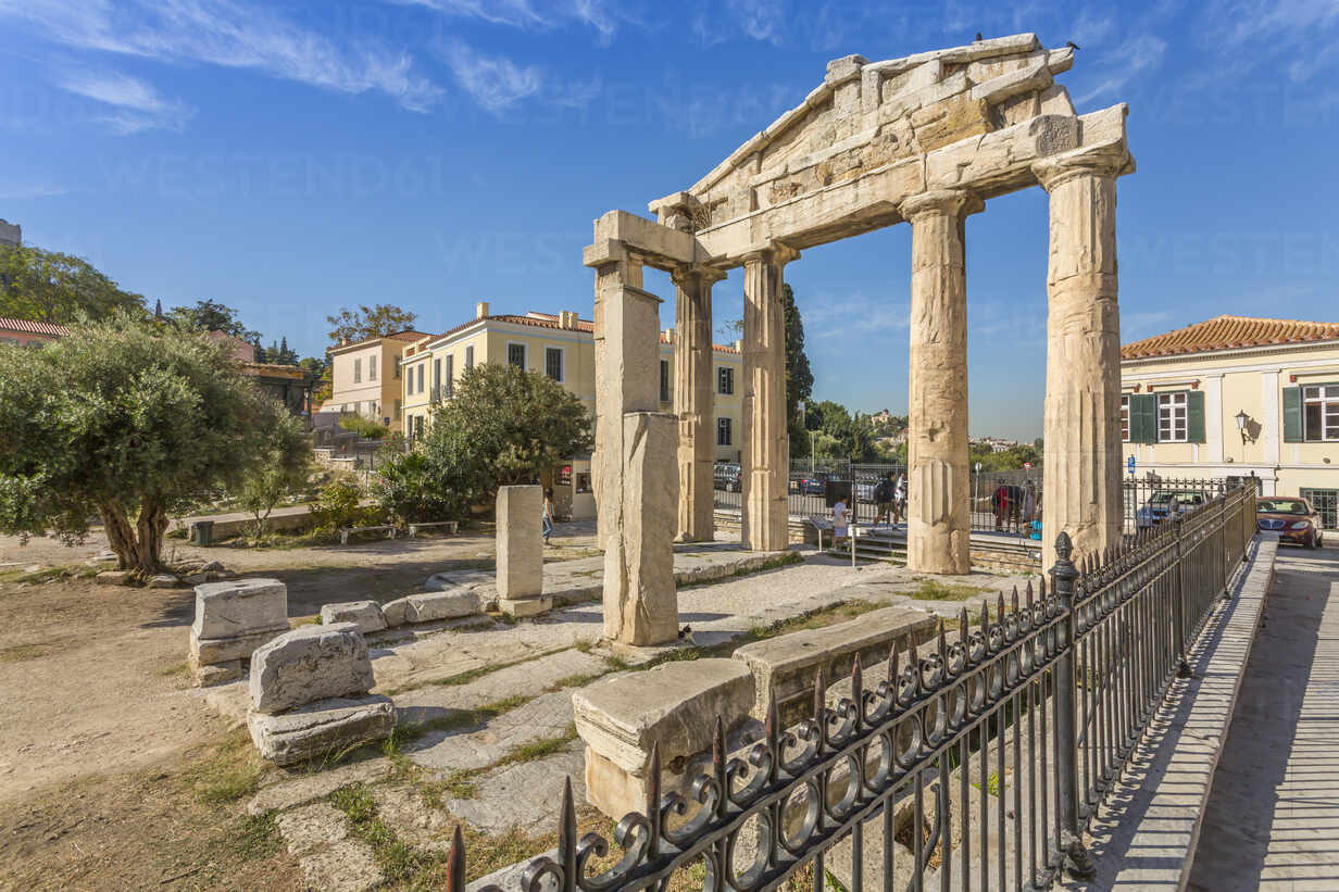 Blick auf das Tor der Athena Archegetis, historisches Wahrzeichen am Fuße  der Akropolis, Athen, Griechenland, Europa, lizenzfreies Stockfoto