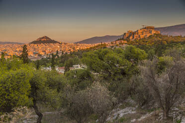 Blick auf die Akropolis und den Likavitos-Hügel bei Sonnenuntergang vom Filopappou-Hügel, Athen, Griechenland, Europa - RHPLF04273