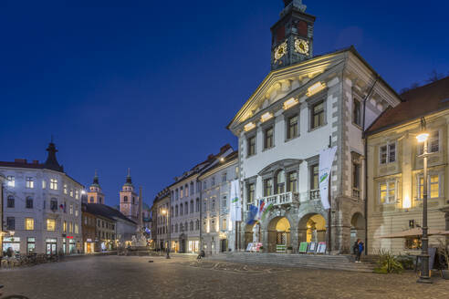 Blick auf die St.-Nikolaus-Kathedrale und das Rathaus in der Abenddämmerung, Ljubljana, Slowenien, Europa - RHPLF04280