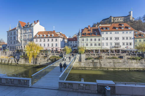 Blick auf Gebäude entlang des Flusses Ljubljanica und die Burg im Hintergrund, Ljubljana, Slowenien, Europa - RHPLF04281