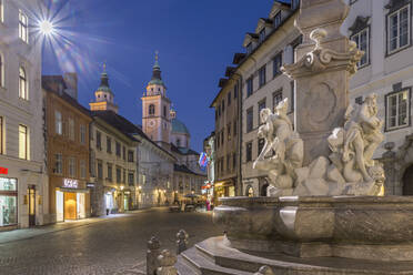 Blick auf die St.-Nikolaus-Kathedrale und den Robba-Brunnen in der Abenddämmerung, Ljubljana, Slowenien, Europa - RHPLF04282