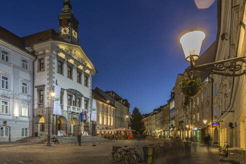 Ansicht des Rathauses und Straßenszene in der Abenddämmerung, Ljubljana, Slowenien, Europa - RHPLF04283
