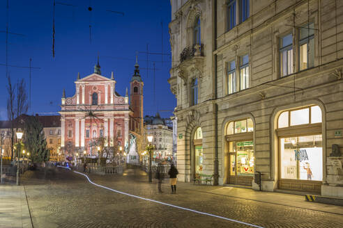 Blick auf die Franziskanerkirche und die Dreifachbrücke in der Abenddämmerung, Ljubljana, Slowenien, Europa - RHPLF04284