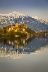 Der Bleder See und die Kirche Santa Maria (Mariä Himmelfahrt) sowie das Schloss Bled und die Julischen Alpen im Hintergrund, Gorenjska, Slowenien, Europa - RHPLF04285