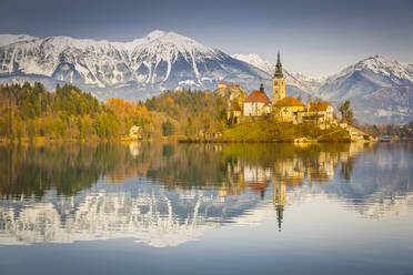 Lake Bled and Santa Maria Church (Church of Assumption) and Bled Castle and Julian Alps visible in the background, Gorenjska, Slovenia, Europe - RHPLF04286