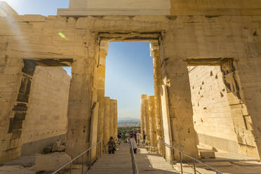 Blick auf die Propyläen, das Haupttor zur Akropolis, UNESCO-Weltkulturerbe, Athen, Griechenland, Europa - RHPLF04287