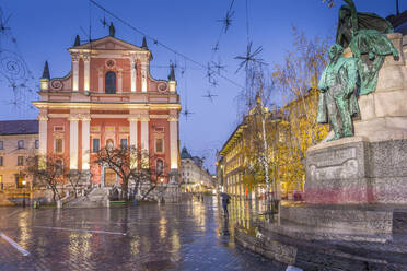 Verschnörkelte Fassade der Franziskanerkirche Mariä Verkündigung und Preseren-Denkmal auf dem Presernov-Platz in der Abenddämmerung, Ljubljana, Slowenien, Europa - RHPLF04293