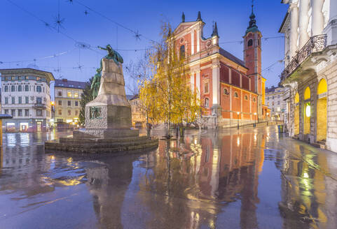 Spiegelung der verzierten Fassade der Franziskanerkirche Mariä Verkündigung und des Preseren-Denkmals auf dem Presernov-Platz in der Abenddämmerung, Ljubljana, Slowenien, Europa - RHPLF04295