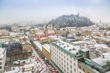 Blick auf die schneebedeckte Altstadt von Ljubljana und die Burg von The Skyscraper, Ljubljana, Slowenien, Europa - RHPLF04296