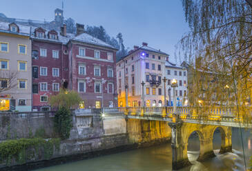 Blick auf die Schusterbrücke und die Burg von Ljubljana in der Abenddämmerung, Ljubljana, Slowenien, Europa - RHPLF04298