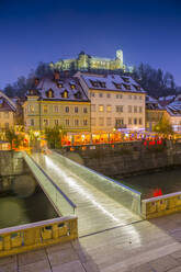Blick auf Häuser am Fluss Ljubljanica und die Burg von Ljubljana in der Abenddämmerung, Ljubljana, Slowenien, Europa - RHPLF04300