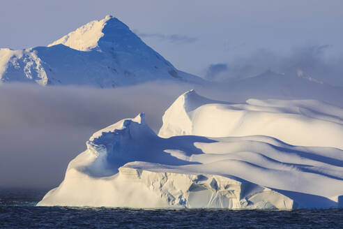 Riesiger nicht-tafelförmiger Eisberg, Berge, Abendlicht und Nebel, Bransfield Strait, Süd-Shetland-Inseln, Antarktis, Polarregionen - RHPLF04304