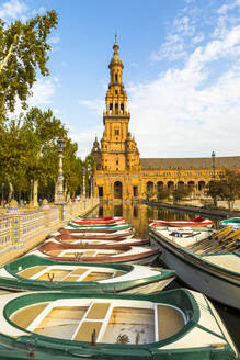 Ruderbootverleih auf der Plaza de Espana, erbaut für die Iberoamerikanische Ausstellung von 1929, Sevilla, Andalusien, Spanien, Europa - RHPLF04309