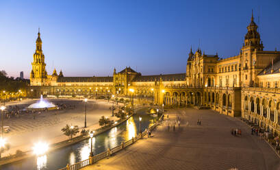 Plaza de Espana bei Nacht, erbaut für die Ibero-Amerikanische Ausstellung von 1929, Sevilla, Andalusien, Spanien, Europa - RHPLF04315