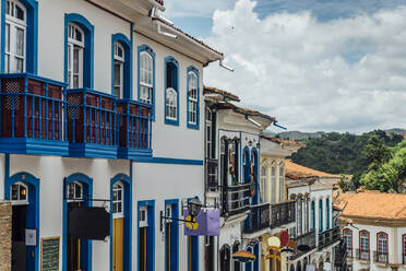 Bunte Kolonialgebäude und enge Kopfsteinpflasterstraßen in Ouro Preto, UNESCO-Weltkulturerbe, Brasilien, Südamerika - RHPLF04329