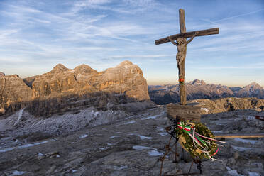 Gipfelkreuz des Lagazuoi bei Sonnenuntergang, Dolomiten, Venetien, Italien, Europa - RHPLF04334