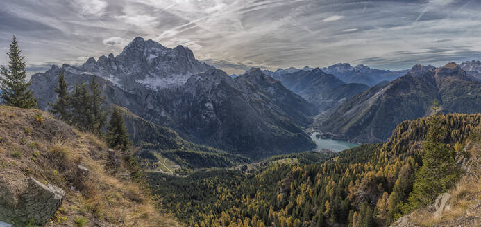 Alleghe-See und Civetta im Herbst, Dolomiten, Venetien, Italien, Europa - RHPLF04342