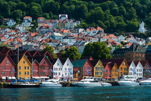Historische hanseatische Gebäude am Kai im Hafen von Vagen, Bryggen (Tyskebryggen), UNESCO-Weltkulturerbe, Bergen, Hordaland, Norwegen, Skandinavien, Europa - RHPLF04344