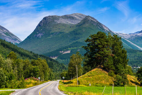 Straße von Olden in die Berge, Bezirk Fjordane, Norwegen, Skandinavien, Europa - RHPLF04346