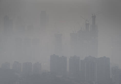 Skyline der im Bau befindlichen Stadt Chongqing bei dichtem Nebel, Chongqing, China, Asien - RHPLF04358