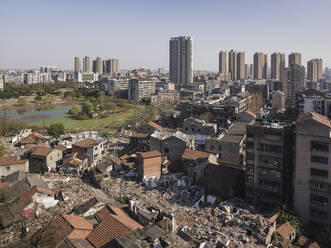 Hohe Gebäude erheben sich hinter abgerissenen alten Wohnhäusern, Jingzhou, Hubei, China, Asien - RHPLF04360