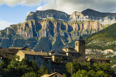 Torla village and church and Mount Mondarruego (Red Mountain) in Ordesa National Park beyond, Torla, Pyrenees, Huesca, Aragon, Spain, Europe - RHPLF04361