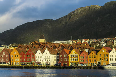 Hanseatische hölzerne Handelsgebäude am Hafen (Bryggen), UNESCO-Welterbe, Bergen, Hordaland, Norwegen, Skandinavien, Europa - RHPLF04362