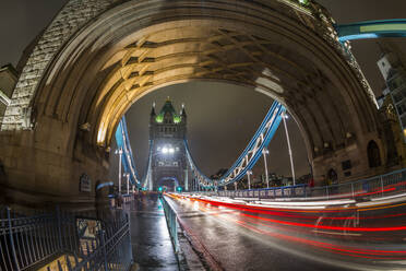 Fisheye-Ansicht der Verkehrsampel auf der Tower Bridge bei Nacht, Southwark, London, England, Vereinigtes Königreich, Europa - RHPLF04371