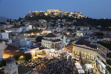 Monastiraki-Platz mit Musikkonzert und die Akropolis vom Dach des A for Athens Hotel bei Nacht, Monastiraki, Athen, Griechenland, Europa - RHPLF04373