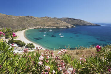 Blick über den Strand von Ganema an der Südküste der Insel, Serifos, Kykladen, Ägäisches Meer, Griechische Inseln, Griechenland, Europa - RHPLF04376