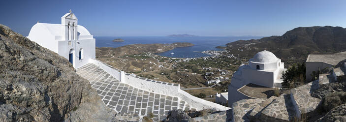 Blick auf die Bucht von Livadi und die weißen griechisch-orthodoxen Kirchen von Pano Chora, Serifos, Kykladen, Ägäisches Meer, Griechische Inseln, Griechenland, Europa - RHPLF04379