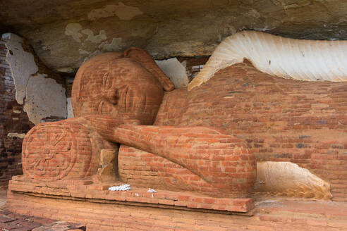 Liegende Buddha-Statue im Höhlentempel von Pidurangala, Sigiriya, Sri Lanka, Asien - RHPLF04391