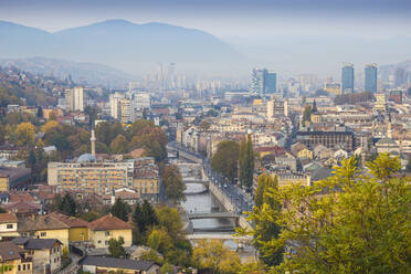 Blick auf die Stadt und den Fluss Miljacka, Sarajevo, Bosnien und Herzegowina, Europa - RHPLF04397