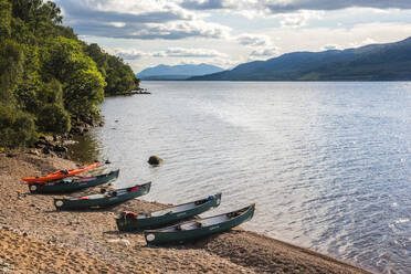 Kanufahrt auf dem Loch Ness-Abschnitt des Caledonian Canal, in der Nähe von Fort Augustus, Schottische Highlands, Schottland, Vereinigtes Königreich, Europa - RHPLF04399