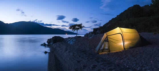 Camping am Loch Ness bei Nacht während einer Kanufahrt auf dem Caledonian Canal, Schottische Highlands, Schottland, Vereinigtes Königreich, Europa - RHPLF04401