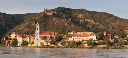 Blick über die Donau auf Stiftskirche und Burgruine, Durnstein, Wachau, Niederösterreich, Österreich, Europa - RHPLF04406