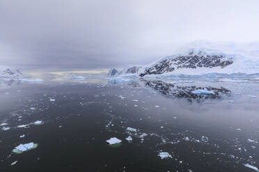 Atmosphärischer Eisberg, Berg- und Gletscherreflexionen, Neko Harbour, Andvord Bay, Graham Land, Antarktische Halbinsel, Antarktis, Polarregionen - RHPLF04411