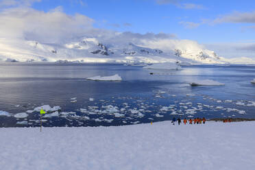 Expeditionsschiffspassagiere beim Wandern, früher Morgen, schöner Tag, Neko Harbour, Graham Land, Antarktischer Kontinent, Antarktis, Polarregionen - RHPLF04413