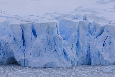 Blauer Gletscherüberblick, mit Gletscherspalten und mit Brucheis gefüllte Bucht, früher Morgen, Neko Harbour, Antarktischer Kontinent, Antarktis, Polarregionen - RHPLF04414