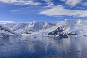 Früher Morgen an einem herrlichen Tag, Blick von oben auf das Zodiac-Boot im Hafen von Neko, Andvord Bay, Antarktischer Kontinent, Antarktis, Polargebiete - RHPLF04419