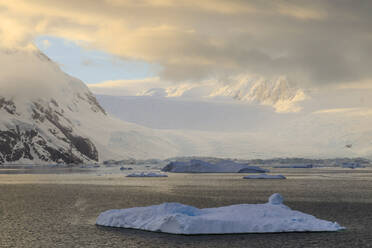 Sonnenaufgang, mit atmosphärischen Wolken und Nebel, Berge, Gletscher und Eisberge, Neko Harbour, Andvord Bay, Graham Land, Antarktis, Polarregionen - RHPLF04421