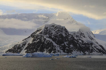 Sonnenaufgang, mit atmosphärischen Wolken und Nebel, Berge, Gletscher und Eisberge, Neko Harbour, Andvord Bay, Graham Land, Antarktis, Polarregionen - RHPLF04423