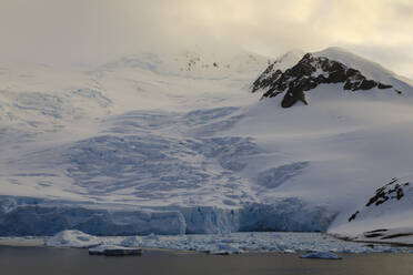 Gletscher bei Sonnenaufgang, mit atmosphärischen Wolken und Nebel, Neko Harbour, Andvord Bay, Graham Land, Antarktis, Polarregionen - RHPLF04424