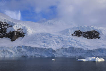 Gletscher bei Sonnenaufgang, mit atmosphärischen Wolken und Nebel, Neko Harbour, Andvord Bay, Graham Land, Antarktis, Polarregionen - RHPLF04425