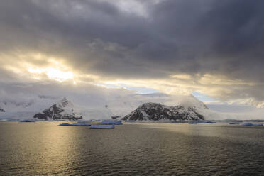 Sonnenaufgang, mit atmosphärischen Wolken und Nebel, Berge, Gletscher und Eisberge, Neko Harbour, Andvord Bay, Graham Land, Antarktis, Polarregionen - RHPLF04427