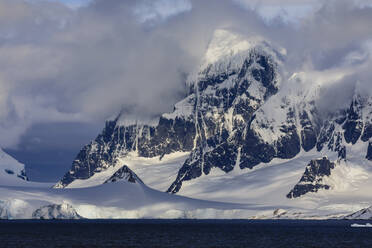 Gletscher und Berge von Kap Errera mit dramatischem Himmel, Wiencke Island, von der Bismarckstraße aus, Antarktische Halbinsel, Antarktis, Polarregionen - RHPLF04431