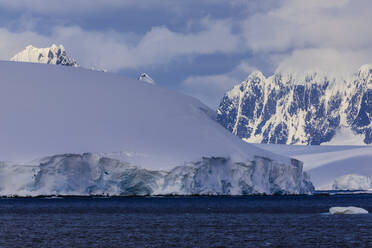 Gletscher, Eisberge und neblige Berge, Bismarckstraße, vor Anvers Island und Wiencke Island, Antarktische Halbinsel, Antarktis, Polarregionen - RHPLF04432